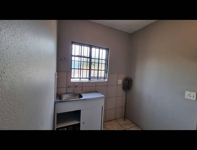 734M² WAREHOUSE TO LET IN JET PARK